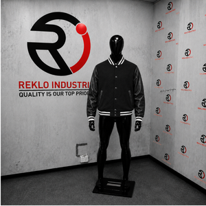 Veste varsity noire premium pour homme, veste athlétique élégante et confortable, veste décontractée douce et tendance, style streetwear de luxe. - Product Image 3