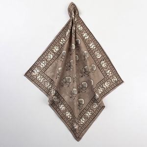 Pañuelo cuadrado a la moda para mujer al por mayor, pañuelo de algodón con estampado de hojas y flores para uso en exteriores - Product Image 3