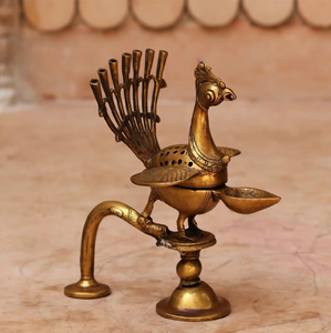 Lámpara de aceite vintage de latón con forma de pavo real y soporte para quemador de incienso de varios varillas para pooja, disponible a precios de mayoreo. - Product Image 1
