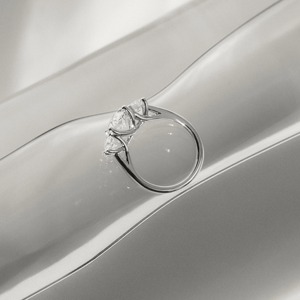 Bague de fiançailles solitaire Luxeshine Jewellery avec diamant de laboratoire ovale de 2 carats, or massif 14 carats, certifiée IGI pour mariage - Product Image 4