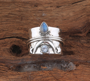 Anillo de banda de plata de ley 925 con piedra lunar arcoíris natural de pera, joyería multienhufe de piedras, venta al por mayor, banda apilable con gema en forma de lágrima - Product Image 1