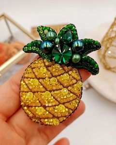 Broche brodée à la main avec des perles et un motif floral complexe pour femmes, broche brodée à la main de qualité supérieure, tendance - Product Image 3
