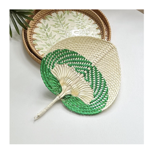 Abanico de mano ligero de bambú diseñado para reuniones y fiestas elegantes de verano - Product Image 1