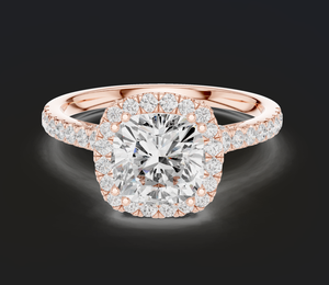 Élégante bague en or rose avec diamant taille coussin et halo luxueux, idéale pour fiançailles et cadeau d'anniversaire - Product Image 1