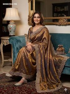 Collection de saris et ensembles de chemisiers assortis en soie bicolore avec broderies multi-paillettes et motifs CutDana, pour occasions spéciales, fournisseur indien - Product Image 2