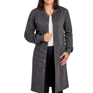 เสื้อกาวน์ผ้าฝ้ายคุณภาพสูงสั่งทำพิเศษ เนื้อผ้าระบายอากาศได้ดี  แบบ unisex สีและโลโก้ปรับแต่งได้ ใช้ได้ทุกฤดู เหมาะสำหรับโรงพยาบาลและงานที่ต้องใช้เข็ม - Product Image 1