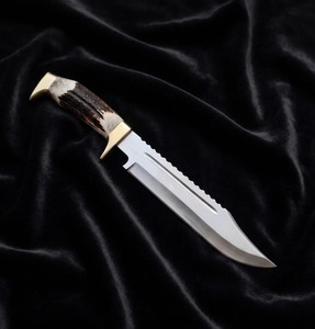 Cuchillo Bowie de Caza de Acero D2 con Hoja de Punta Caída y Borde Dentado, Mango de Asta de Ciervo, Hecho a Mano y Personalizado - Product Image 2