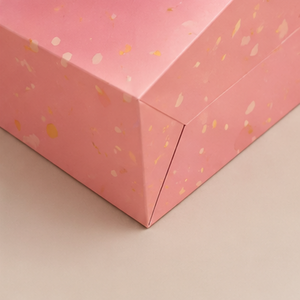 Bolsa de Regalo de Papel Rosa de Lujo Personalizada con Puntos Dorados y Asas de Cinta de Satén para Empaque de Boutique - Product Image 5