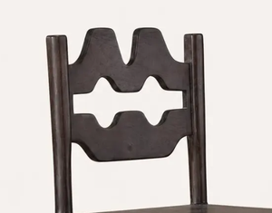 Silla de Madera Oscura Estilo Vintage con Respaldo Tallado Artesanal y Estructura Robusta, Fabricante de Muebles Comerciales para Hostelería - Product Image 2