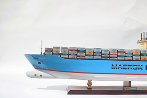 เรือบรรทุกสินค้าจำลอง EMMA MAERSKK ทำจากไม้ งานแฮนด์เมด ทาสี รูปทรงไม่สม่ำเสมอ ของตกแต่งตามหลักฮวงจุ้ย เหมาะสำหรับตั้งโชว์ ของสะสม ของขวัญทางธุรกิจ - Product Image 3