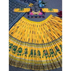 Lehenga-Choli Amarillo de Algodón de Diseño HK con Dupatta y Trabajo a Mano con Espejos para Bodas y Eventos - Product Image 4