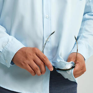 Chemises boutonnées pour hommes aux dernières tendances, logo/couleur personnalisés, respirantes, confortables, de haute qualité, avec traitement anti-plis. - Product Image 5