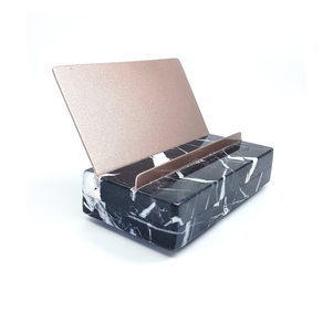Porte-cartes créatif fait main par un designer de renom, avec un style élégant en laiton et une base en marbre, pour la maison moderne, l'hôtel ou comme objet de décoration de table. - Product Image 3