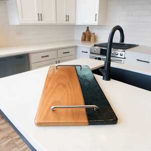 Plateau de service en bois d'acacia à bords naturels et résine époxy avec poignées métalliques de qualité supérieure pour cuisine et salon contemporains - Product Image 3