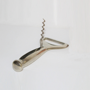 Décapsuleur vintage en chrome argenté en forme d'épinglette, design métallique robuste, accessoire de bar original et unique - Product Image 5