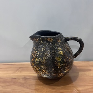 Florero Decorativo Moderno con Asa, Acabado en Negro y Dorado, Florero de Mesa de Aluminio - Product Image 2