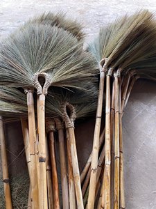 ZY1720 Balai en fibres de palmier naturelles marron, vente en gros, très demandé, manche en bambou de 120 cm, pour usage domestique - Product Image 3