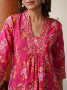 Ensemble Kurta Anarkali Premium pour Femme, Imprimé Botanique Rose Rani, Manches Trois-Quarts, Pantalon à Motifs, Décontracté et Festif - Product Image 5
