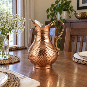 Carafe à eau ayurvédique en cuivre pur martelé nid d'abeille avec poignée en laiton ornée, style vintage, pour service et boissons - Product Image 2
