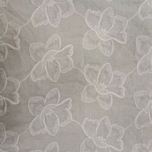 ผ้าฝ้ายพรีเมียมสีขาวลายดอกปักดิ้นดอริ ระบายอากาศได้ดีและมีน้ำหนักเบา เหมาะสำหรับตัดเย็บเสื้อผ้าเด็กหญิงและสตรี มีสินค้าพร้อมส่ง - Product Image 1