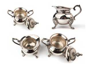 Juego de azucarera y jarra para crema en tono plateado vintage, servicio de té de metal estilo rococó, jarra para crema con base decorativa y azucarera con tapa. - Product Image 3