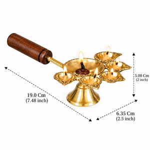 Lampe à huile traditionnelle en laiton doré Panchdeep Diya avec cinq supports de mèches et base en bois pour la Pooja, le temple, la maison et les cérémonies spirituelles - Product Image 2