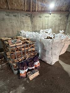 Fournisseur de bois de chauffage fendu séché au four en gros, offrant une offre fiable et des solutions d'emballage personnalisées - Product Image 1