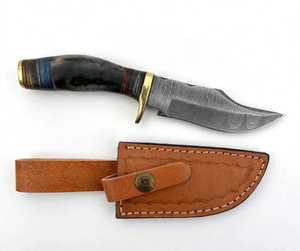 Couteau utilitaire d'extérieur en acier Damas fait main sur mesure, manche en corne de cerf, garde en laiton - Product Image 1