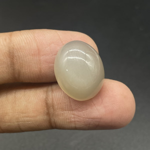 มูนสโตนสีเทาธรรมชาติทรงรีแบบคาโบชอง โดย HAYAAT GEMS (ราชสถาน) สำหรับทำเครื่องประดับ (17.6x14.2x10 มม. 18.35 กะรัต) - Product Image 1