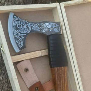 Hache décorative de style viking, qualité industrielle nordique, manche en bois sculpté, tête en métal gravée, pour reconstitution historique et exposition - Product Image 5