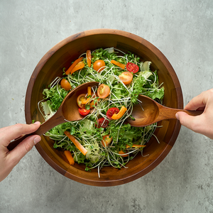 Bol à salade moderne en teck naturel Ha Le, poli, fait main, léger, durable, passe au lave-vaisselle, non toxique, pour la maison - Product Image 4