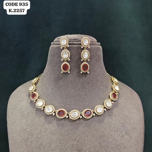 Elegante conjunto de collar ovalado chapado en oro con rubí de corte brillante redondo y engaste de bisel, conjunto de joyería de boda con piedra blanca para mujer - Product Image 1