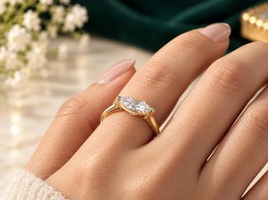 Anillo de compromiso solitario minimalista de moissanita de 1.5 CT con corte marquesa de orientación este-oeste en plata de ley con certificado IGI en venta - Product Image 5