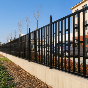 Clôture de sécurité en métal noir avec barres verticales, garde-corps extérieur, panneau de clôture périmétrique commercial - Product Image 2
