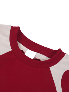 T-shirt classique à manches courtes pour homme, coupe ajustée, avec empiècements latéraux contrastants – Rouge bordeaux et crème – Coton épais pour l'impression de logo – Vente en gros personnalisée - Product Image 4