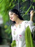 Gaun katun wanita berkerah V dengan motif bunga, lengan panjang, bordir, potongan longgar, kasual, warna putih dengan pola hijau dan merah muda untuk musim semi.