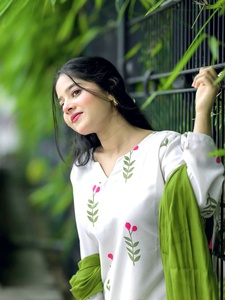 ชุดเดรสผ้าฝ้ายพิมพ์ลายดอกไม้คอวีสำหรับผู้หญิงแขนยาวปักลายหลวมๆสบายๆฤดูใบไม้ผลิสีขาวพร้อมลวดลายสีเขียวและสีชมพู - Product Image 3