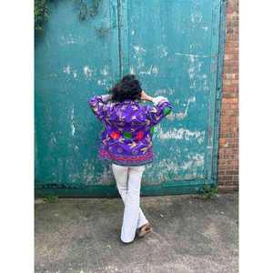 Chaqueta Bohemia Suzani para Mujer, Color Morado, Bordado Floral Colorido, Estilo Étnico, Informal, Venta al Por Mayor - Product Image 2