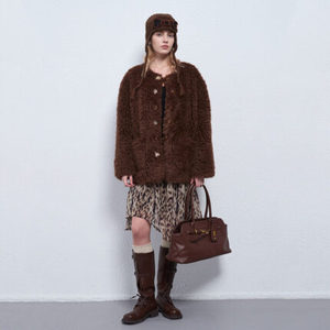 เสื้อคลุมฟลีซหนานุ่มสีชมพูสำหรับฤดูหนาว ผ้าฝ้ายผสมสแปนเด็กซ์  แบบสั้น พิมพ์โลโก้ตามสั่ง  สำหรับผู้หญิง  ทรงโอเวอร์ไซส์  ฮู้ดขนเฟอร์เทียมถอดได้  แบบซิป - Product Image 4