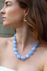 Collar de Perlas Azul Claro MN EXPORTS MNE-2278, Joyería Casual para Mujer, Perlas Naturales de Resina en Forma de Corazón, Joyería Acrílica para Boda - Product Image 2