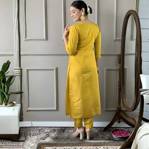 Conjunto Kurti Moderno con Diseño de Cuello Elegante, Color Amarillo, Corte Recto, Estampado Digital, Tallas S a XXL, Especial para la Función Haldi - Product Image 5