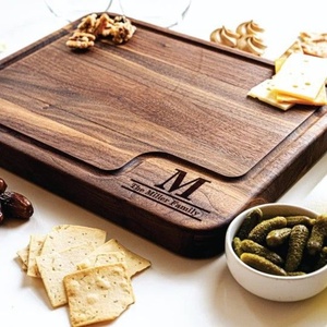 Planche à découper en bois de noyer rectangulaire avec poignée, plateau de service réversible, gravure personnalisée M Famille Miller - Product Image 3