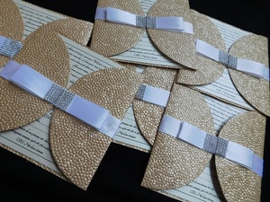 Cartes de mariage en papier gaufré avec des détails élégants en relief, idéales pour les invitations, les cérémonies, les fêtes, les cadeaux et les occasions spéciales. - Product Image 5
