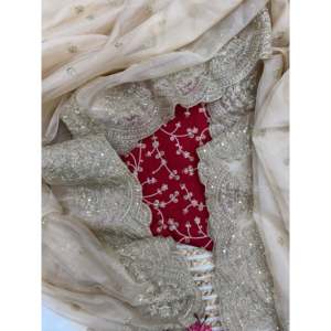 Sari brodé avec des sequins et des fils de zari pour les occasions spéciales, accessoire de fête original - Product Image 4