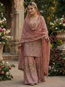 Ensemble Sharara traditionnel indien festif en pure soie Fendy avec broderies riches - Product Image 5