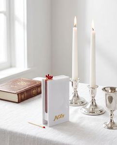 Nouveau porte-allumettes Judaica élégant et moderne en acrylique/lucite transparent de 3 mm d'épaisseur, facile à assembler, avec finition polie - Product Image 1