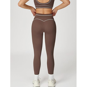 Ensemble de yoga froncé sur le côté pour femme, soutien-gorge de sport à col en V profond, pantalon évasé taille haute à revers, contrôle du ventre, en nylon et élasthanne, ensemble lifestyle - Product Image 3