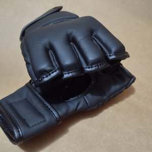 Guantes de MMA Ligeros y Personalizables de Daxx Sports Company, Medios Dedos, Cuero PU, Cierre de Gancho y Bucle, en Caja, Unisex, Equipo de Entrenamiento de Artes Marciales - Product Image 2