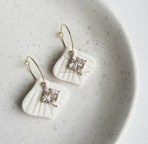 Boucles d'oreilles pendantes en résine orange avec clous dorés bel ensemble de boucles d'oreilles en résine pour femmes boucles d'oreilles en résine modernes - Product Image 1