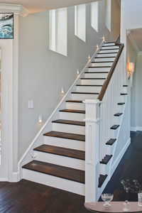 Nouveaux poteaux d'escalier contemporains en chêne rouge sur mesure avec panneau rainuré pour escalier et balcon - Product Image 6